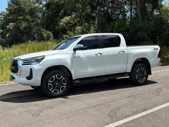 TOYOTA HILUX 2.8 D-4D TURBO DIESEL CD SRX 4X4 AUTOMÁTICO TOYOTA HILUX 2.8 D-4D TURBO DIESEL CD SRX 4X4 AUTOMÁTICO